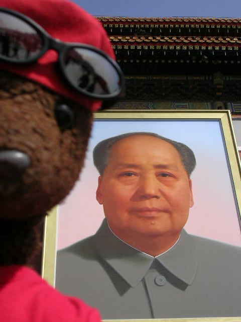 Bearsac in front of Mao photo