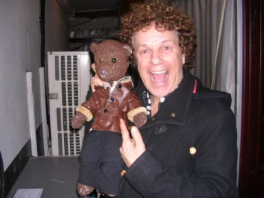 Leo Sayer holding and pointing at Bearsac.