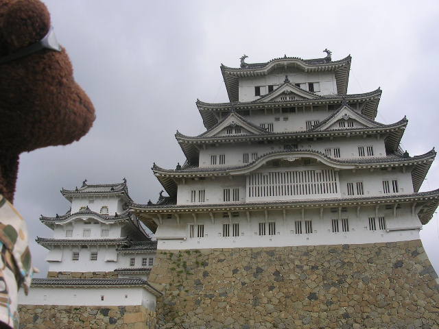 Bearsac looking at Himeji Castle