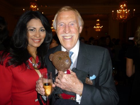 Photo Wilnelia and Bruce Forsyth with Bearsac