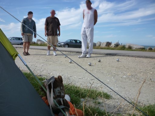Bearsac watching a game of boules.