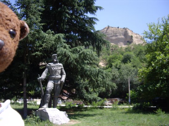 Bearsac partial head beside Melnik monument