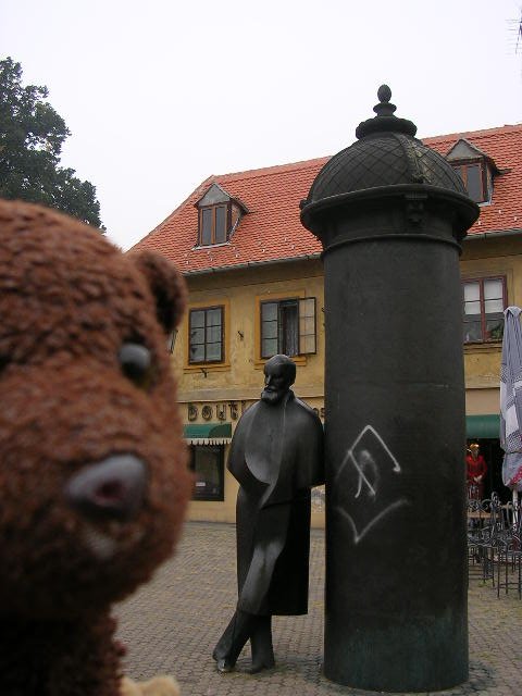 Bearsac beside the statue of writer August Senoa