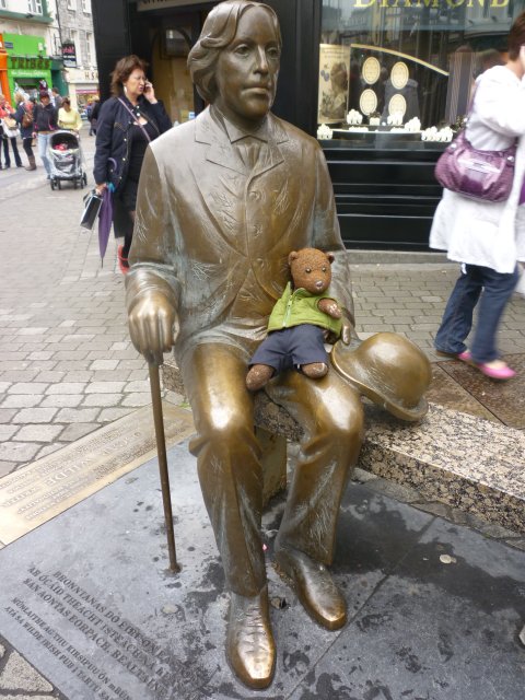 Bearsac sitting on the lap of Oscar Wilde (statue)