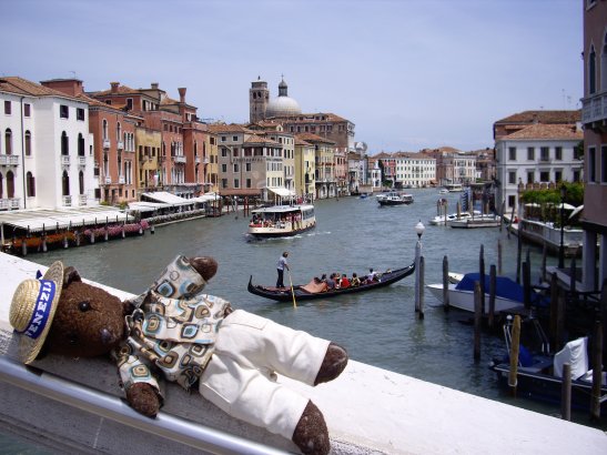 Bearasc lying on bridge over the Grand Canal