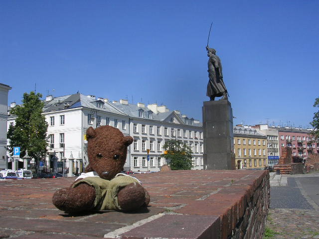 Bearsac on low wall in foreground of the Jan Kiliński Monument.