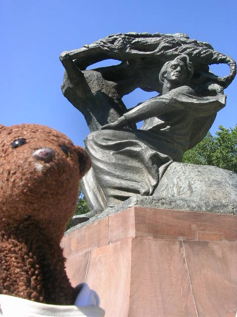 Bearsac raising his head like Chopin in the monument