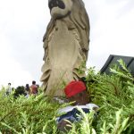 Bearsac beside Sentosa Merlion statue