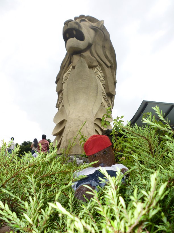 Bearsac beside Sentosa Merlion statue