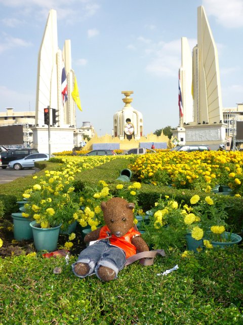 Bearsac in the foreground of Democracy Monument