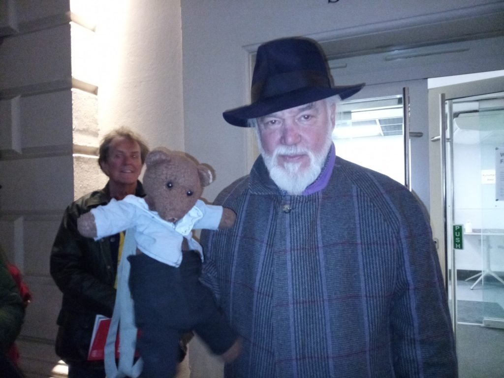 John Rowland Tomlinson holding Bearsac by the ROH stage door
