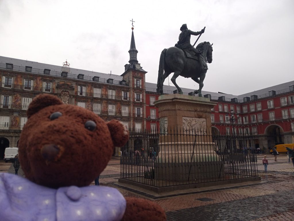 Bearsac with monument in Plaza Mayor