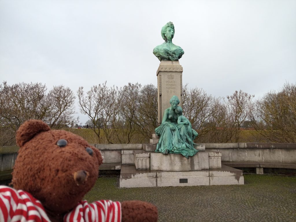 Teddy bear Bearsac foreground of Princess Marie monument