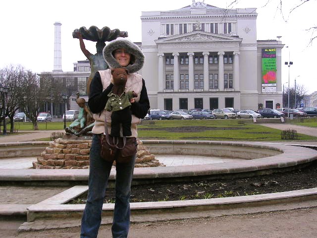Bearsac and Debra forground of the Opera House and a fountain.