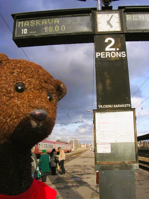 Bearsac forground of a platform indicator reading Maskava 18.00